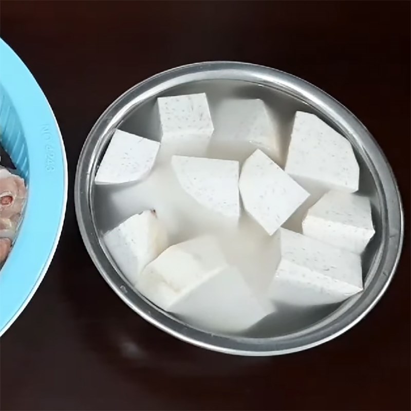 Bước 2 Sơ chế khoai môn Gà nấu chao
