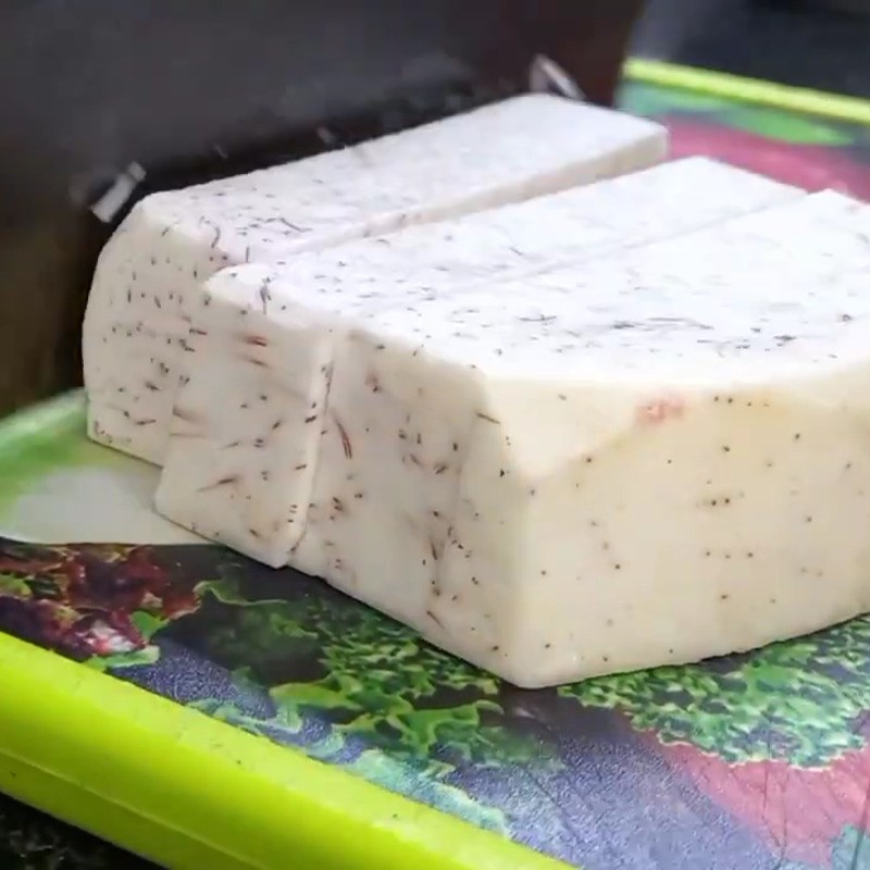 Bước 1 Sơ chế khoai môn và đậu hũ Chao khoai môn