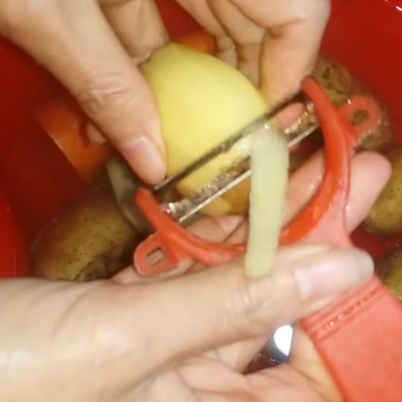 Bước 1 Sơ chế khoai tây Khoai tây xào tỏi với cà rốt