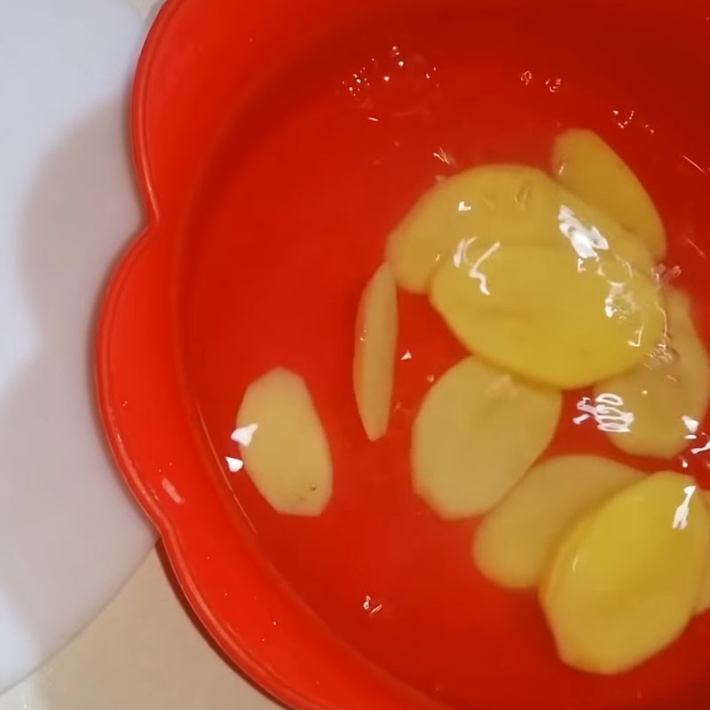 Bước 1 Sơ chế khoai tây Khoai tây xào tỏi với cà rốt