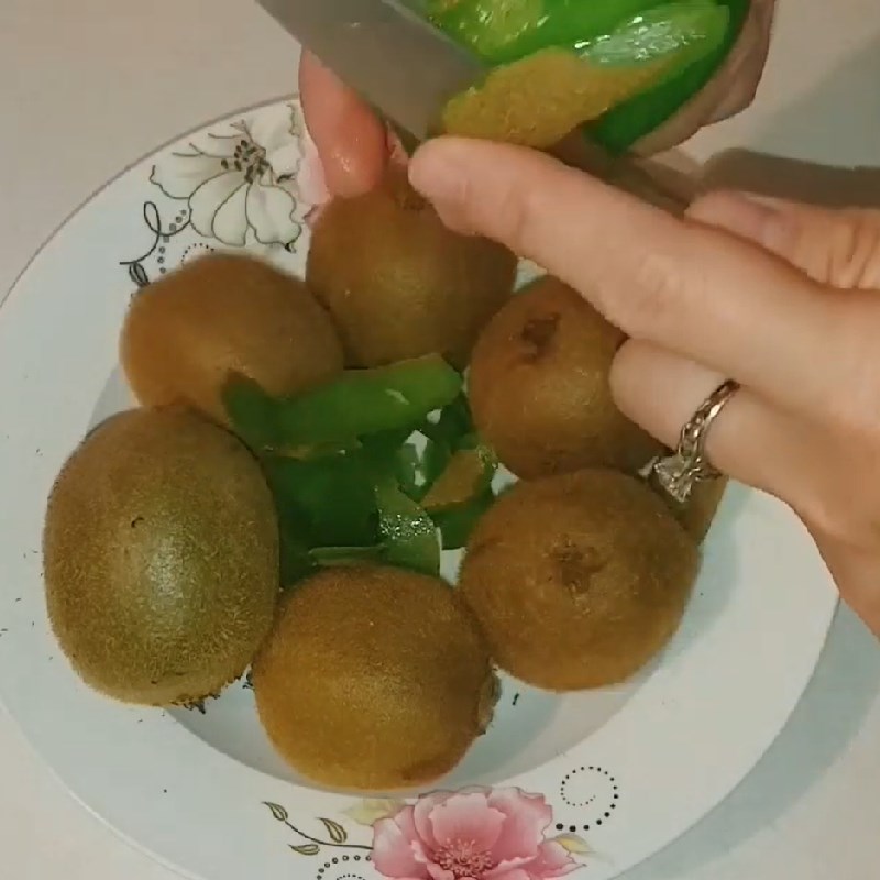 Bước 1 Sơ chế kiwi Mứt kiwi phết bánh mì