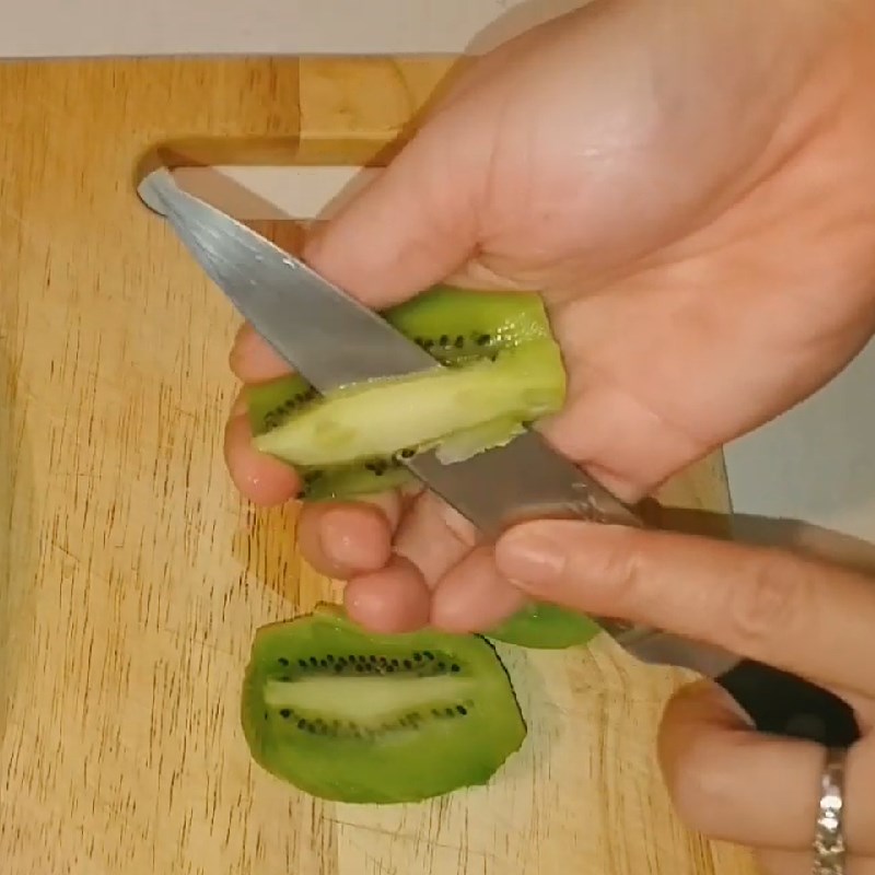 Bước 1 Sơ chế kiwi Mứt kiwi phết bánh mì