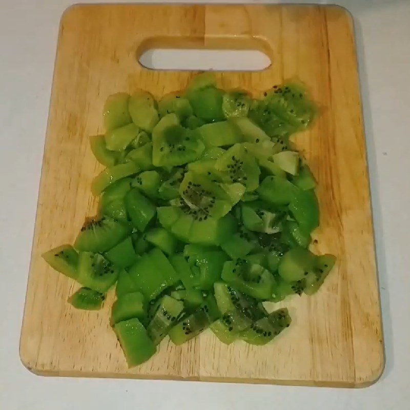 Bước 1 Sơ chế kiwi Mứt kiwi phết bánh mì