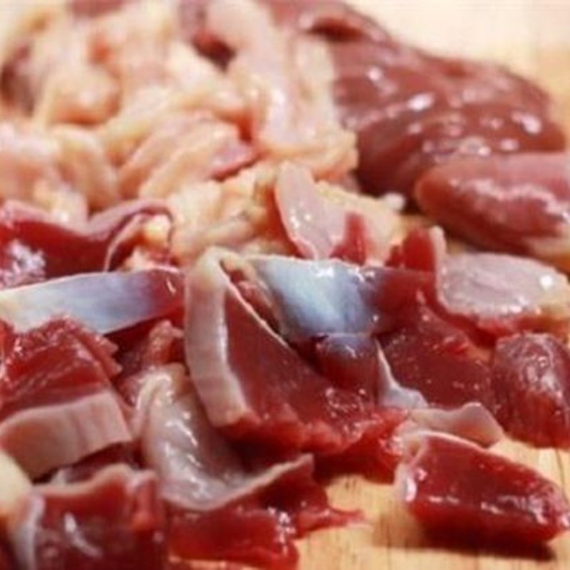 Bước 1 Sơ chế lòng gà Lòng gà xào hành tây