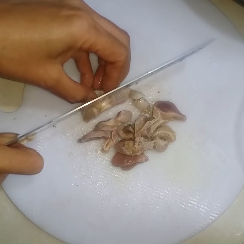 Bước 1 Sơ chế lòng gà Lòng gà xào rau cải