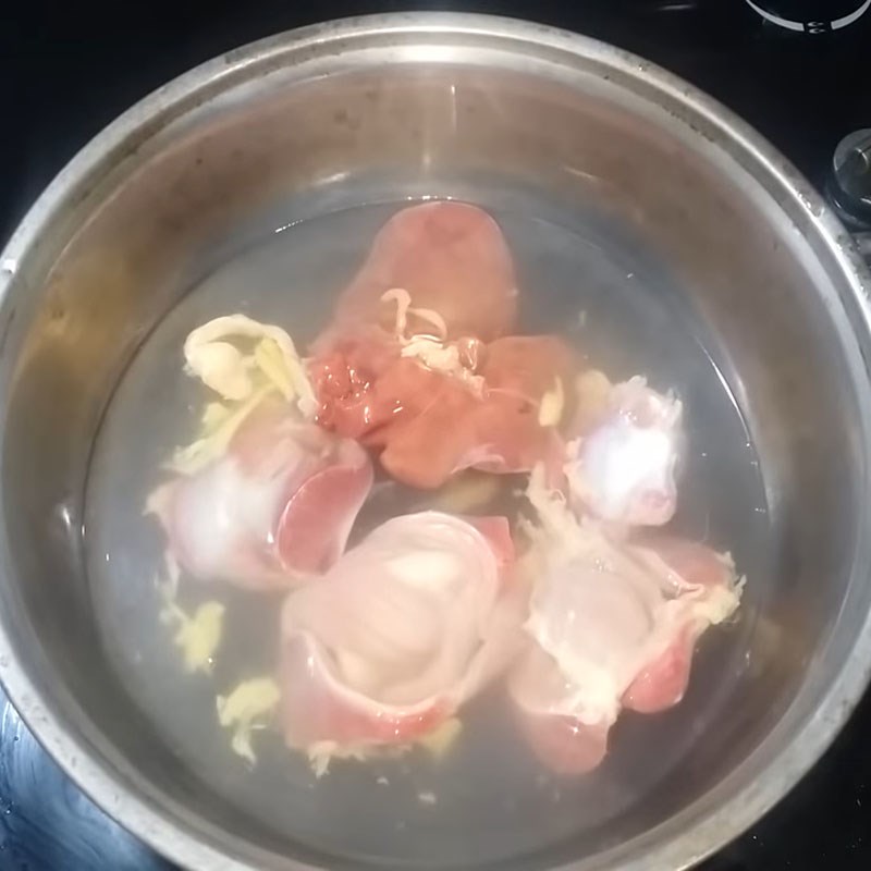 Bước 1 Sơ chế lòng gà Lòng gà xào rau cải