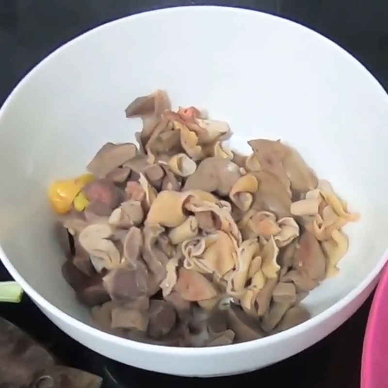 Bước 1 Sơ chế lòng gà Khoai tây xào lòng gà