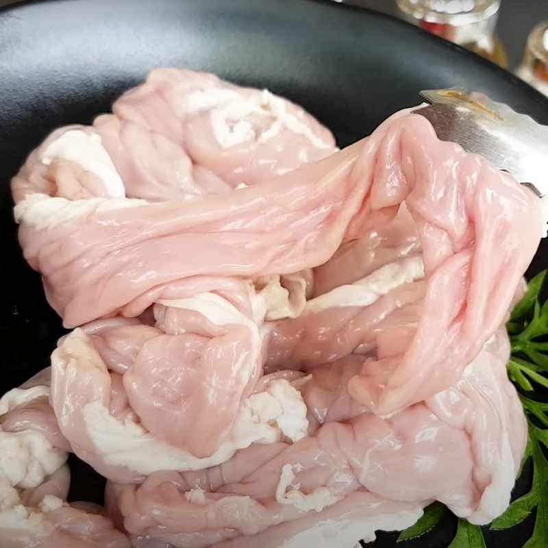Bước 1 Sơ chế lòng heo Lòng heo xào tỏi ớt