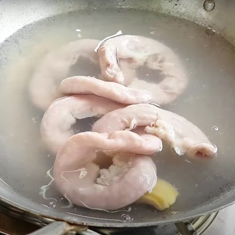 Bước 1 Sơ chế lòng heo Lòng heo xào tỏi ớt