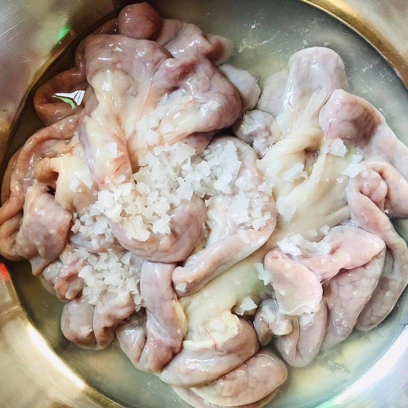 Bước 1 Sơ chế lòng non Lòng heo xào cải chua (dưa cải)
