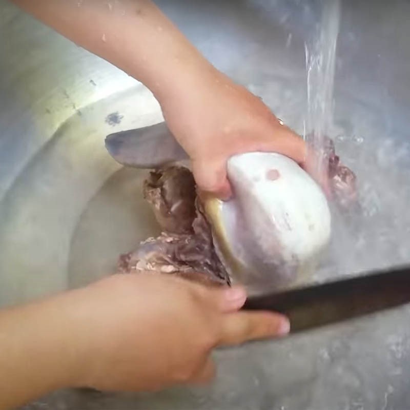 Bước 1 Sơ chế lưỡi bò Lưỡi bò kho cà rốt