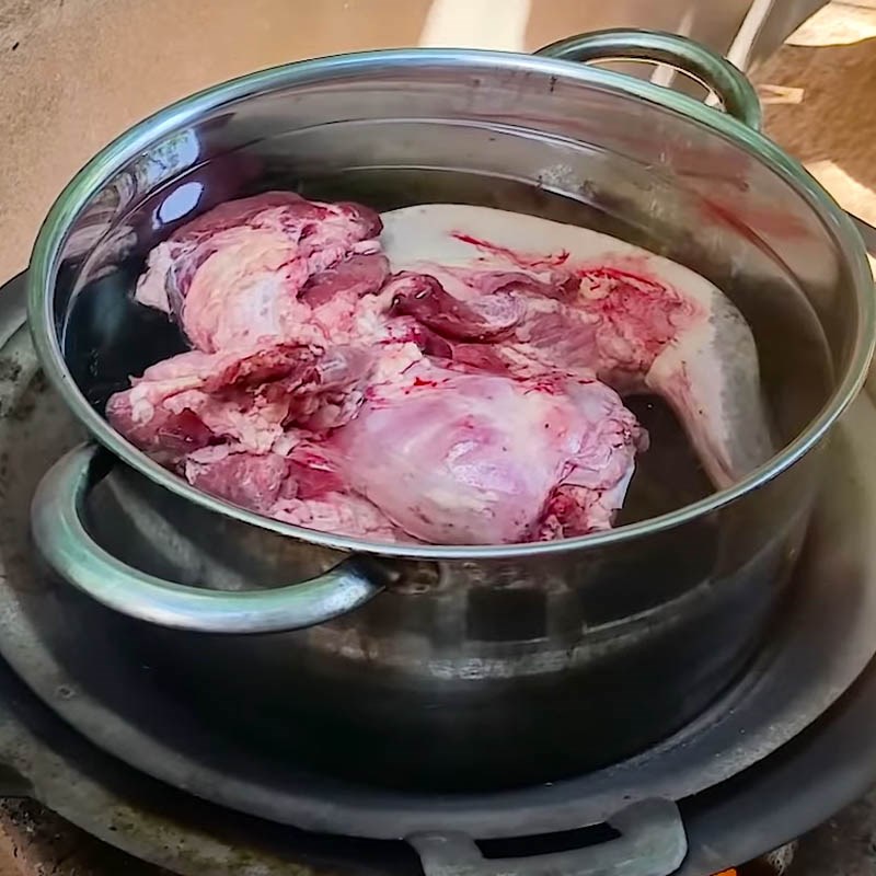 Bước 1 Sơ chế lưỡi bò Lưỡi bò kho cà rốt