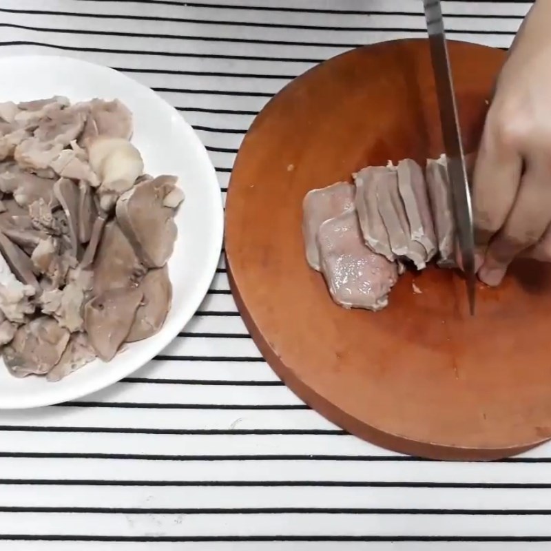Bước 1 Sơ chế lưỡi heo (rửa, khử mùi, luộc, cắt) Gỏi lưỡi heo chua cay
