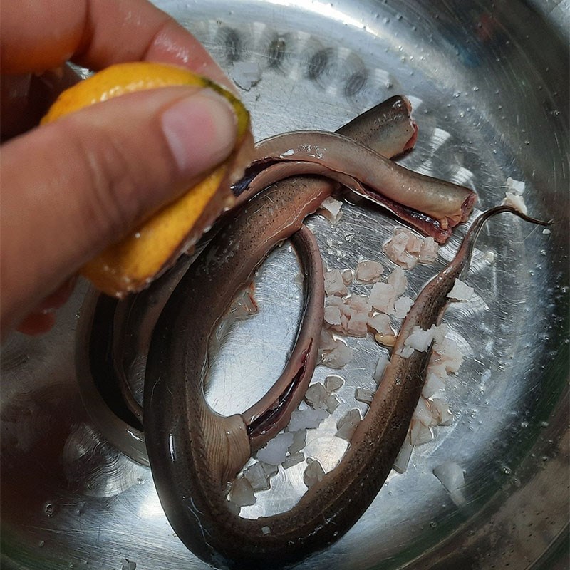 Bước 1 Sơ chế lươn Lươn om chuối xanh
