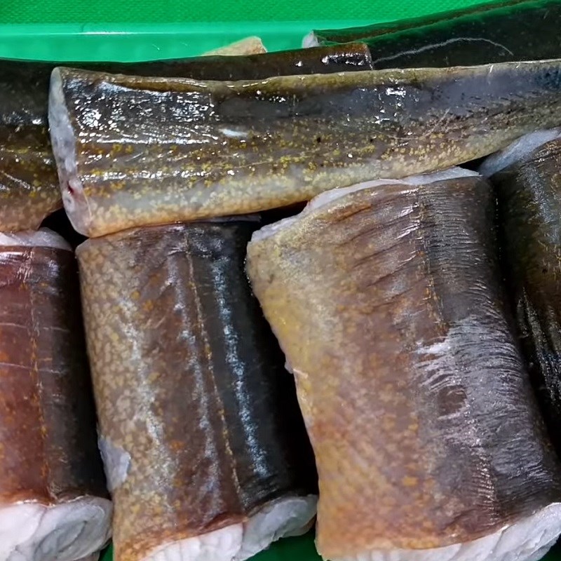Bước 1 Sơ chế lươn Lươn xào nghệ