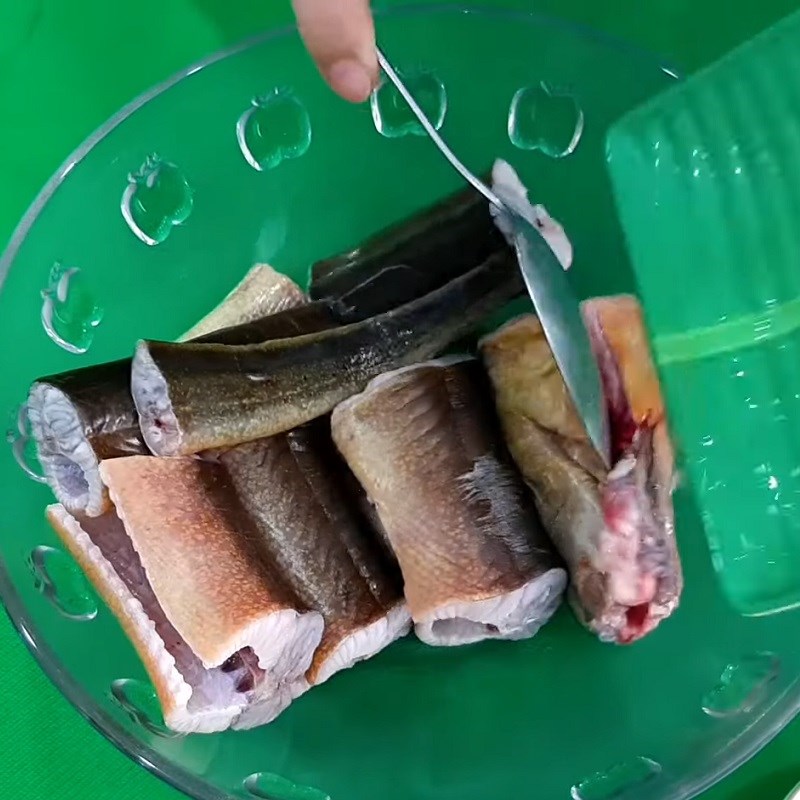 Bước 1 Sơ chế lươn Lươn xào nghệ