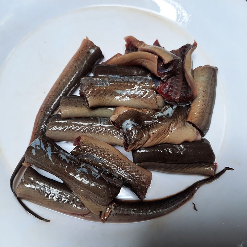 Bước 1 Sơ chế lươn Lươn om chuối xanh
