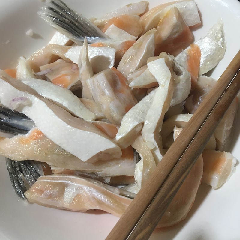 Bước 1 Sơ chế lườn cá Lườn cá hồi kho tiêu