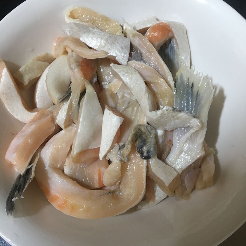 Bước 1 Sơ chế lườn cá Lườn cá hồi kho tiêu