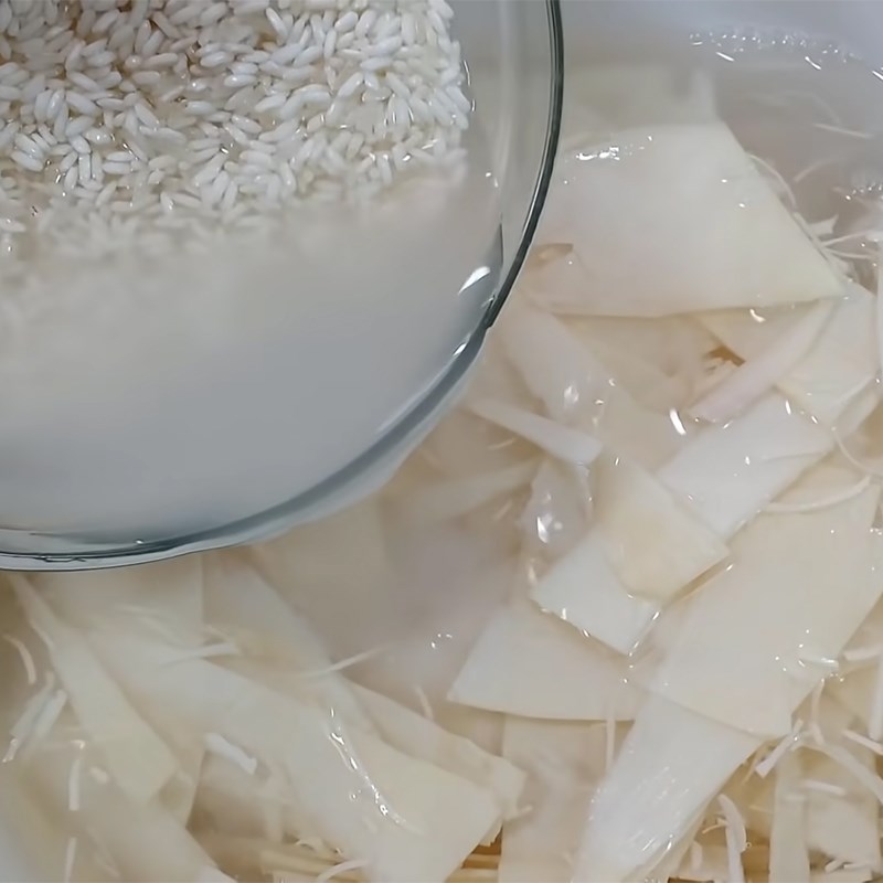 Bước 1 Sơ chế và ngâm măng tươi Măng chua tỏi ớt