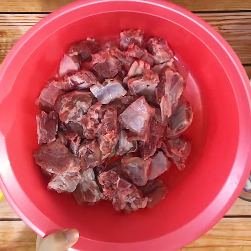 Bước 1 Sơ chế sườn Bún măng sườn