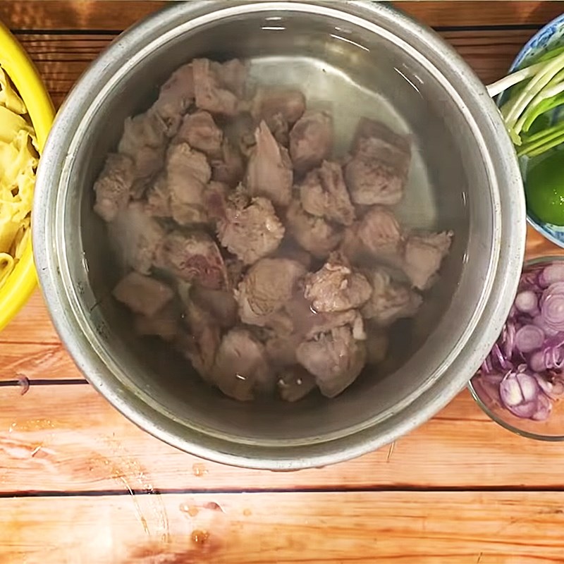 Bước 1 Sơ chế sườn Bún măng sườn