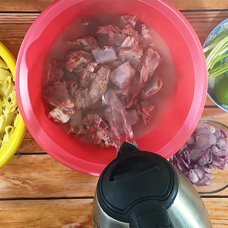 Bước 1 Sơ chế sườn Bún măng sườn