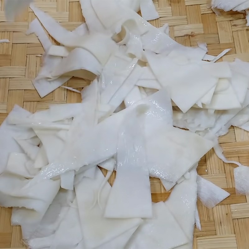 Bước 1 Sơ chế và ngâm măng tươi Măng chua tỏi ớt