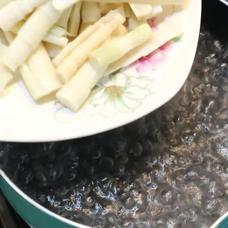 Bước 3 Sơ chế các nguyên liệu khác Chân gà rút xương xào măng chua
