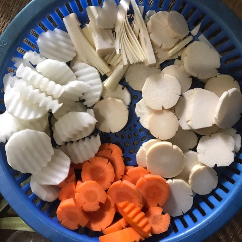 Bước 2 Sơ chế măng và rau củ Đuôi heo hầm măng tươi