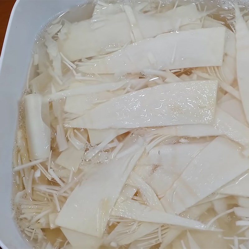 Bước 1 Sơ chế và ngâm măng tươi Măng chua tỏi ớt