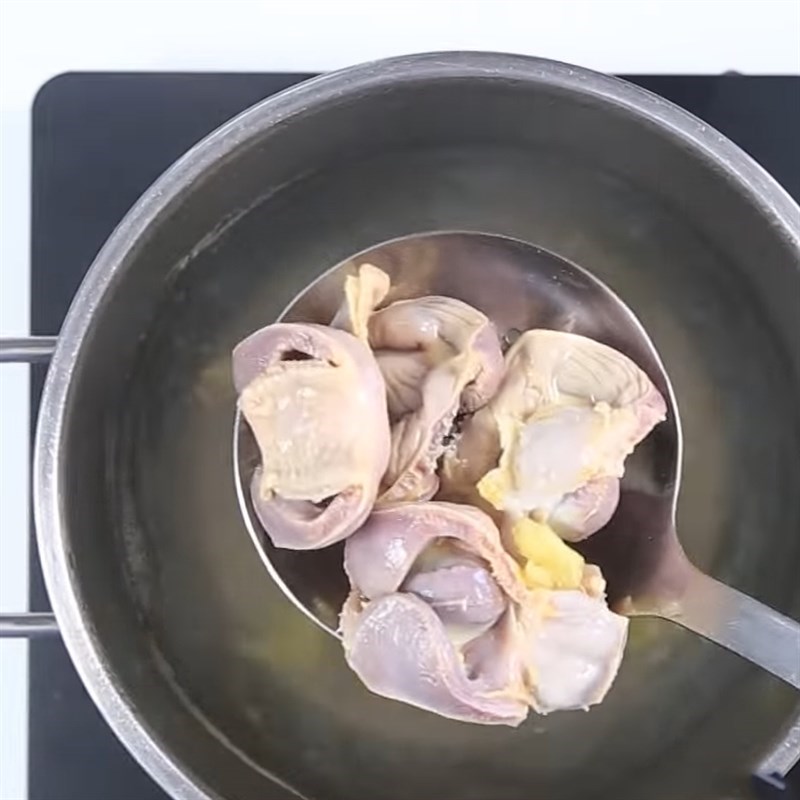 Bước 1 Sơ chế mề gà Mề gà xào cà chua