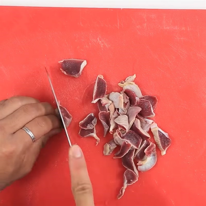 Bước 1 Sơ chế mề gà Mề gà xào cay