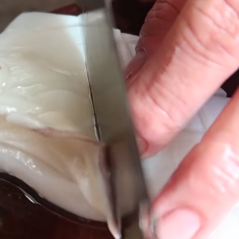 Bước 1 Sơ chế mực Mực hấp nước dừa