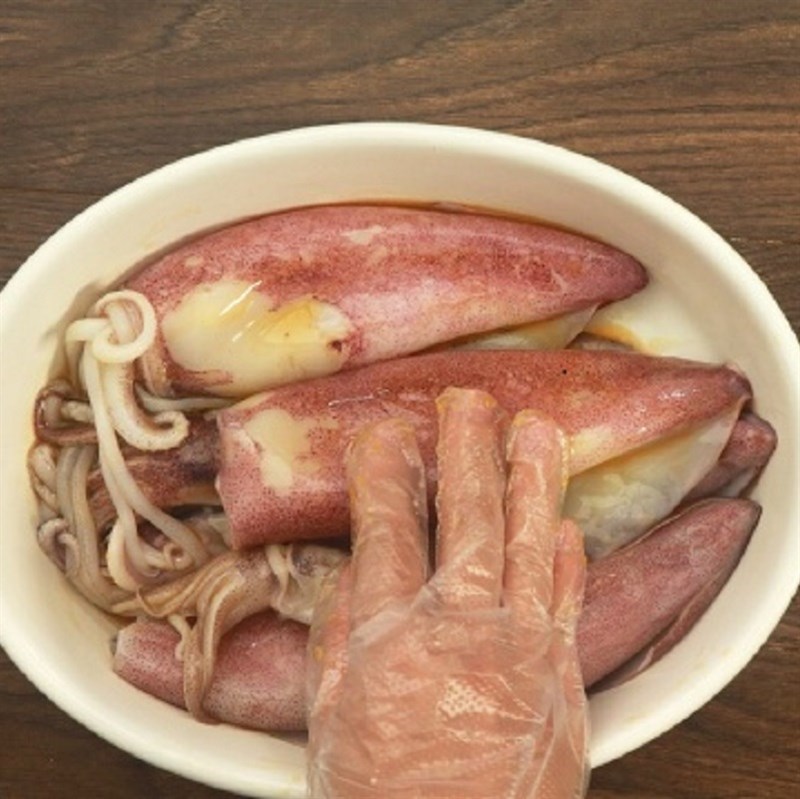 Bước 1 Sơ chế mực Mì udon xào hải sản