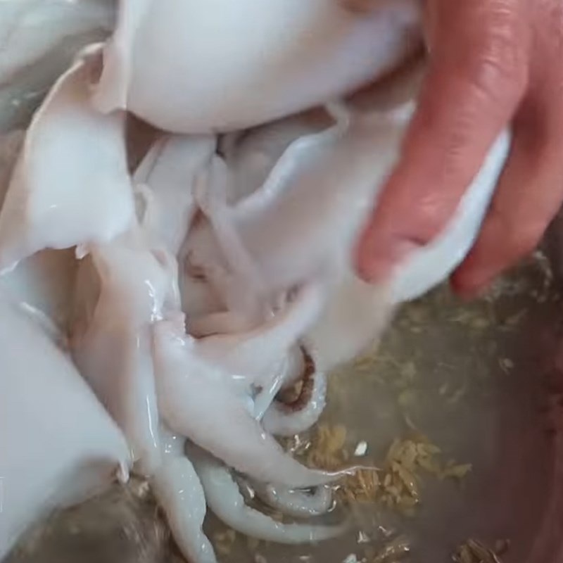 Bước 1 Sơ chế mực Mực hấp nước dừa