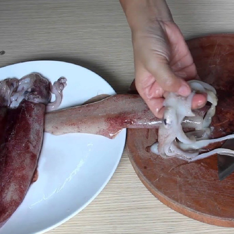 Bước 1 Sơ chế mực Mì udon xào hải sản