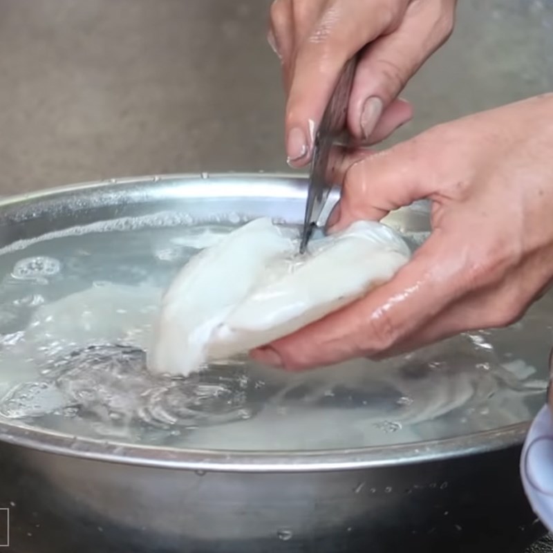 Bước 1 Sơ chế mực Mực hấp nước dừa