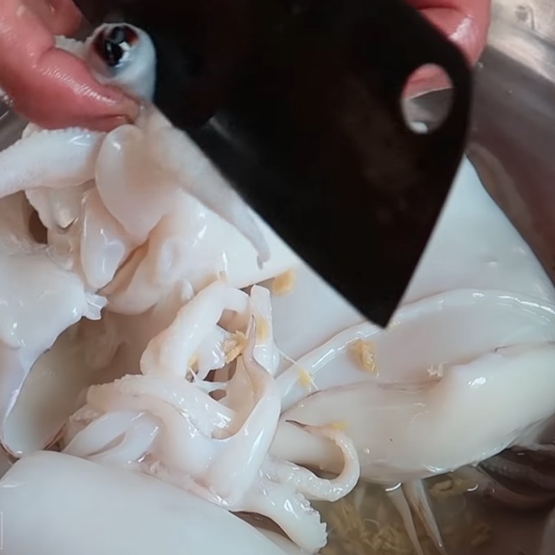 Bước 1 Sơ chế mực Mực hấp nước dừa
