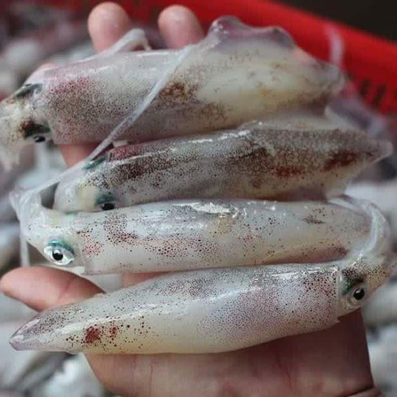 Bước 1 Sơ chế mực trứng Mực trứng hấp lá lốt