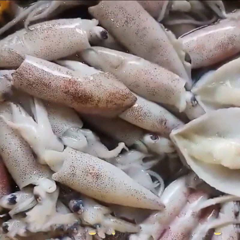 Bước 1 Sơ chế mực trứng Mực trứng hấp lá lốt