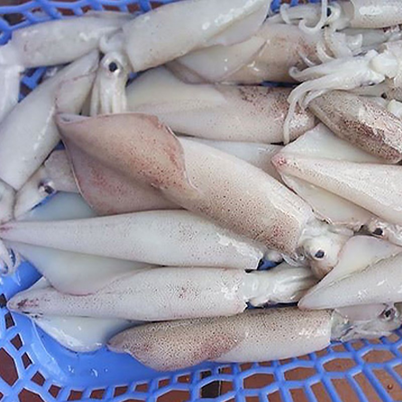 Bước 1 Sơ chế mực và các nguyên liệu Mực trứng hấp gừng