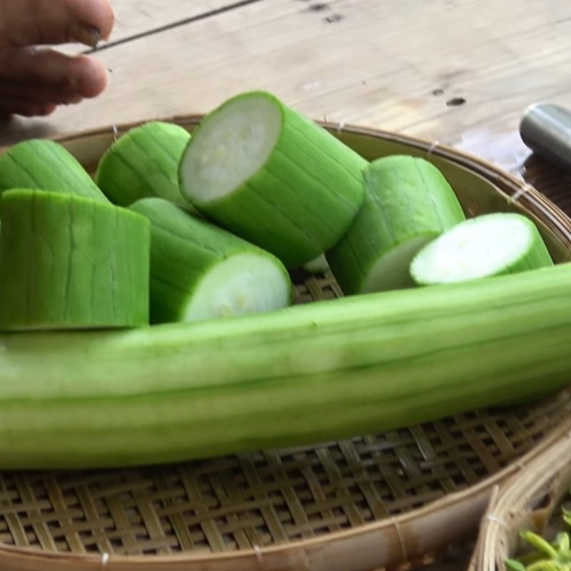 Bước 2 Sơ chế mướp Chả cá thu hấp mướp