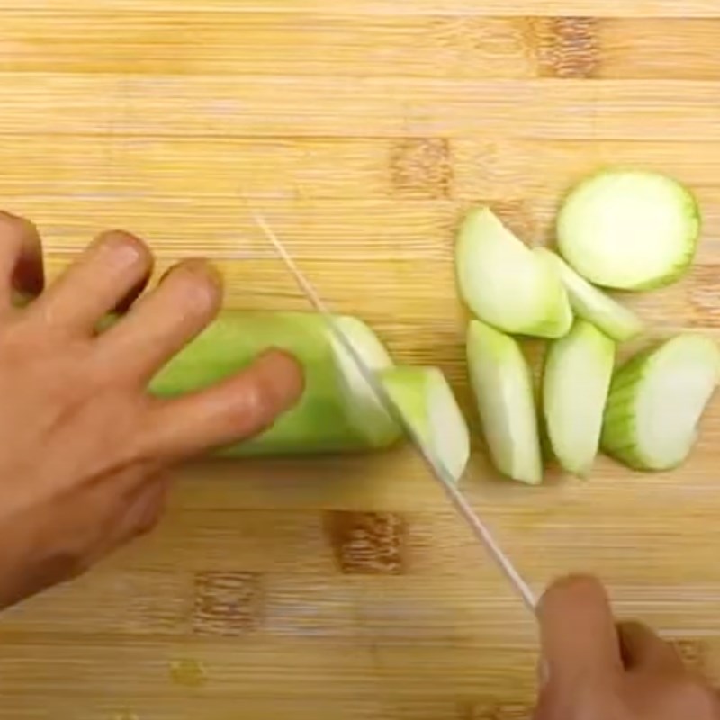 Bước 1 Sơ chế mướp và nấm bào ngư Canh nấm bào ngư mướp hương