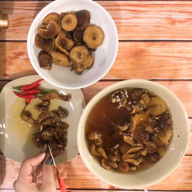 Bước 2 Sơ chế nấm Giò heo kho nấm đông cô