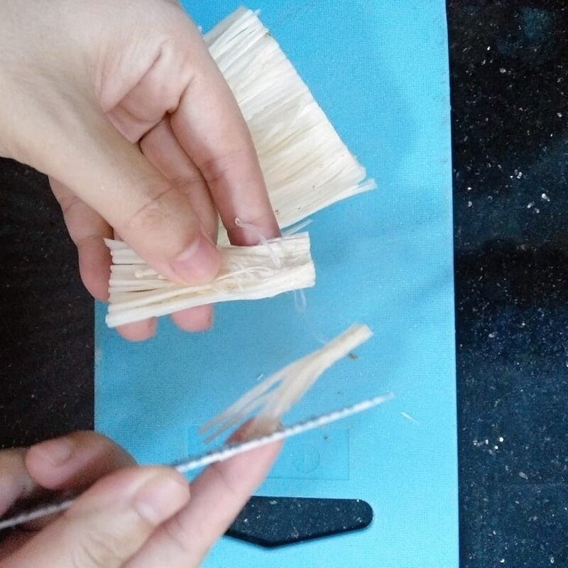 Bước 1 Sơ chế nấm kim châm Chà bông chay từ nấm kim châm