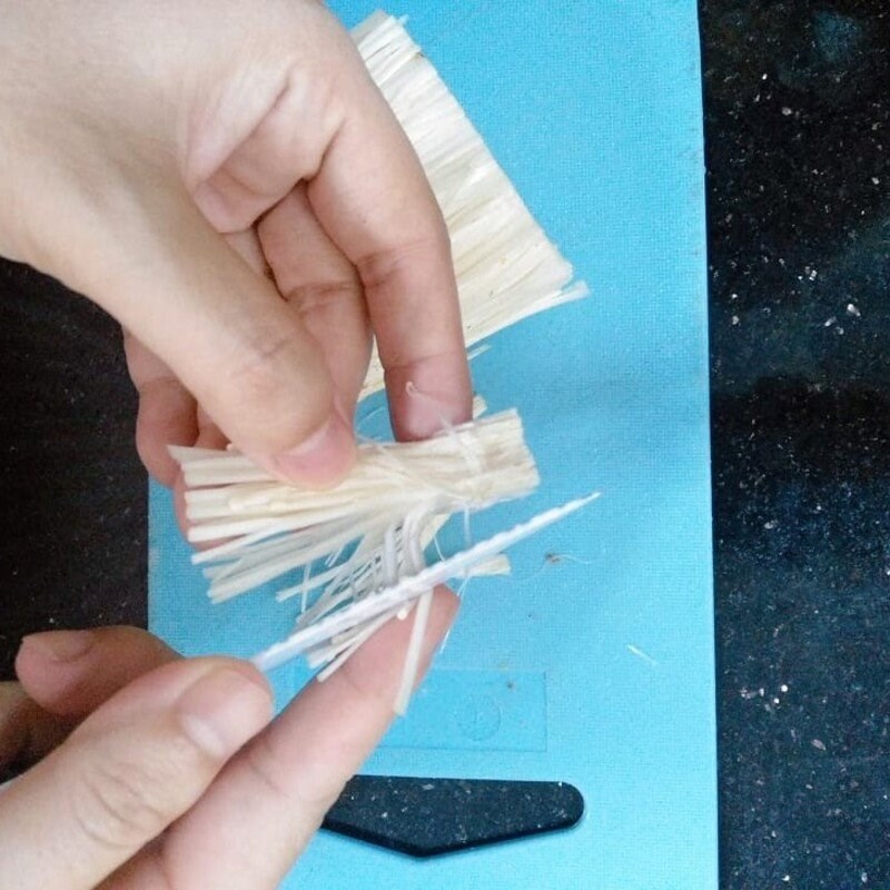 Bước 1 Sơ chế nấm kim châm Chà bông chay từ nấm kim châm