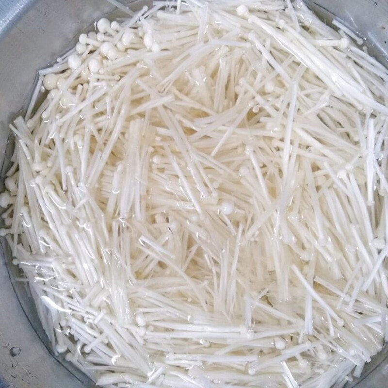 Bước 1 Sơ chế nấm kim châm Chà bông chay từ nấm kim châm