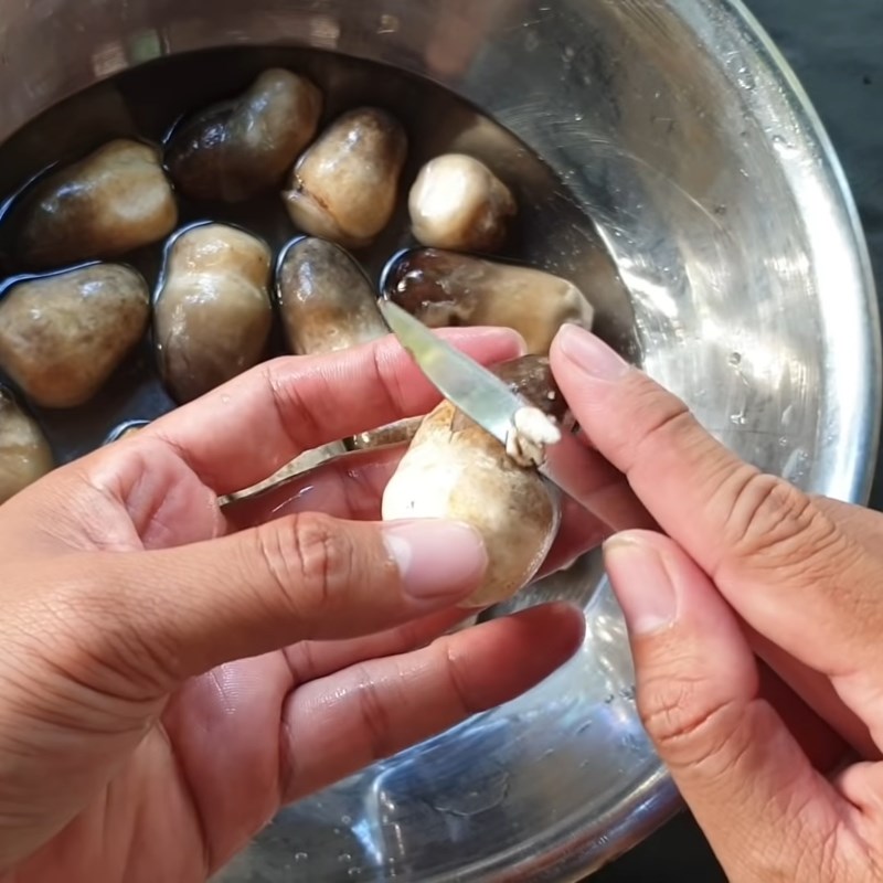 Bước 1 Sơ chế nấm rơm Nấm rơm xào dưa cải chua