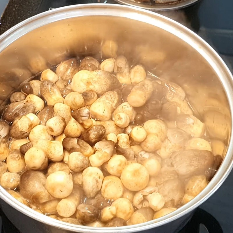Bước 1 Sơ chế nấm rơm Bầu kho nấm rơm
